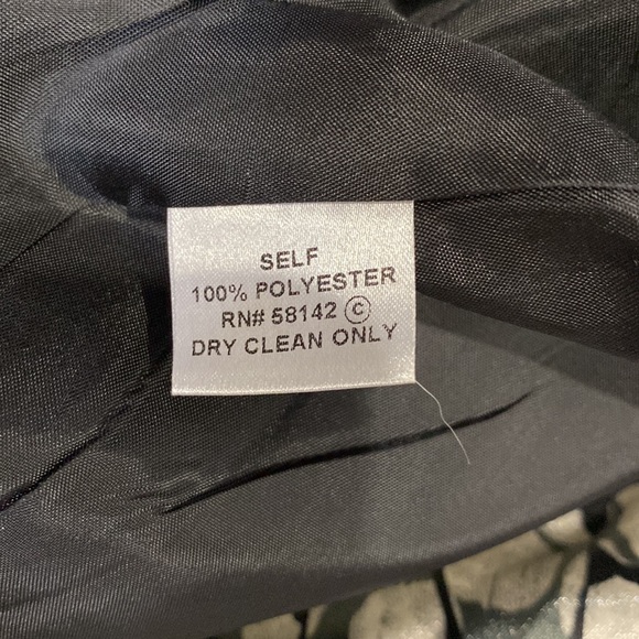 Perfect for Grad, formal or semi formal event. - Picture 3 of 3